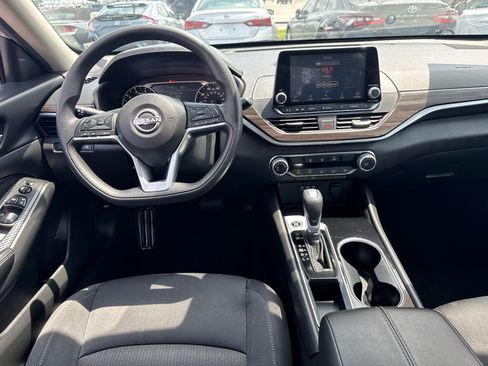 Used 2024 Nissan Altima 2.5 SV FWD image 8