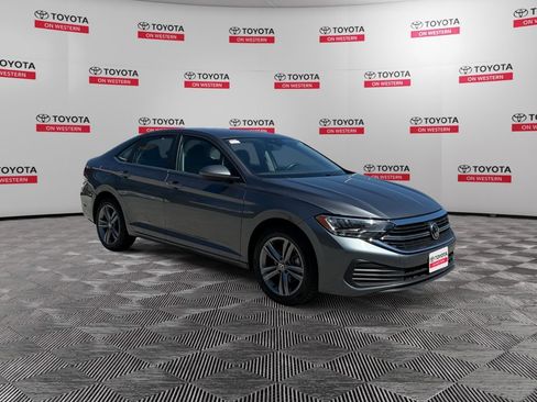 Used 2024 Volkswagen Jetta SE FWD image 3