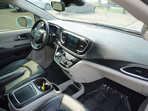 Used 2020 Chrysler Pacifica Touring-L Plus w/ Tire & Wheel Group FWD image 32