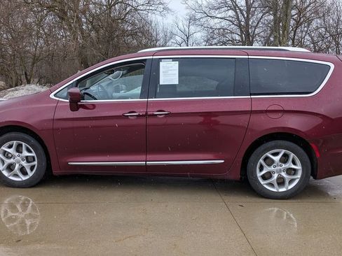 Used 2018 Chrysler Pacifica Touring-L w/ Tire & Wheel Group image 6