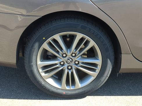 Used 2016 Toyota Camry SE w/ Moonroof Package FWD image 12