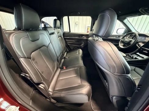 Used 2025 Jeep Grand Cherokee Limited AWD/4WD image 23