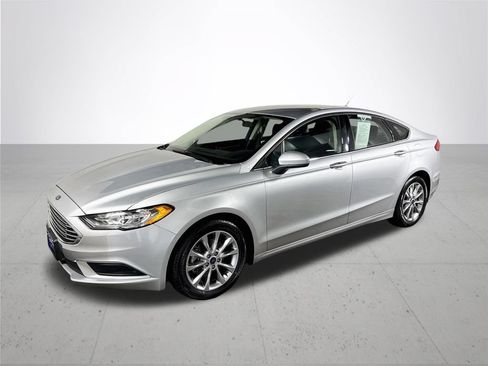 Used 2017 Ford Fusion SE FWD image 2
