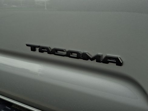 Used 2017 Toyota Tacoma TRD Off-Road AWD/4WD image 29