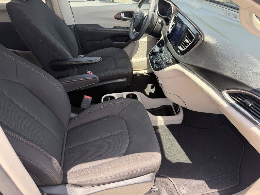 Used 2017 Chrysler Pacifica Touring FWD image 10