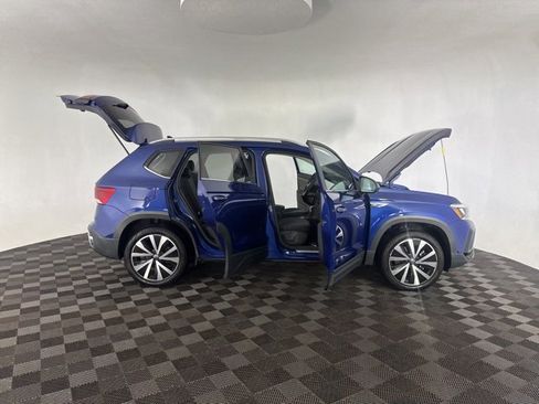 Used 2023 Volkswagen Taos SE w/ Panoramic Sunroof Package image 12