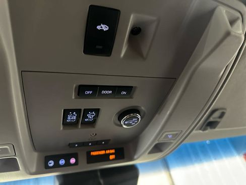 Used 2017 Cadillac Escalade Luxury AWD/4WD image 41