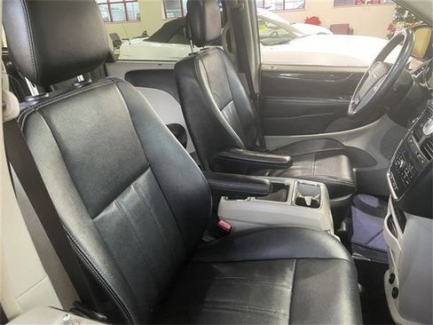 Used 2015 Chrysler Town & Country Touring-L w/ Driver Convenience Group image 26