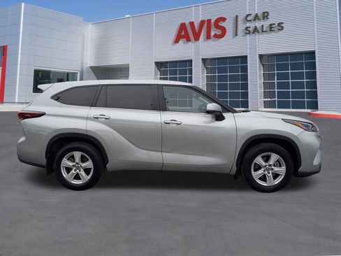 Used 2024 Toyota Highlander LE image 6