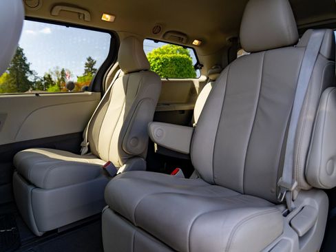 Used 2013 Toyota Sienna XLE w/ Premium Pkg AWD/4WD image 14