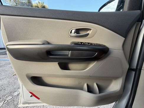 Used 2016 Kia Sedona LX w/ LX Convenience Package FWD image 19