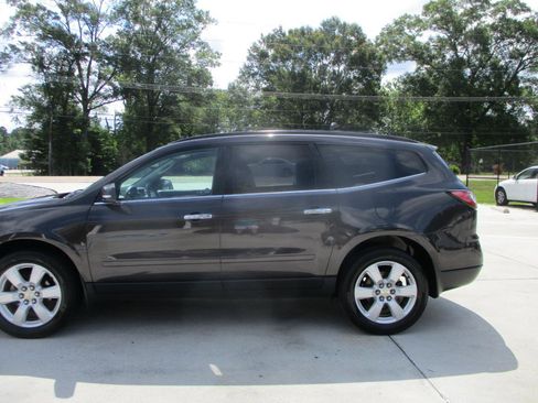 Used 2017 Chevrolet Traverse LT w/ Style and Technology Package FWD image 23