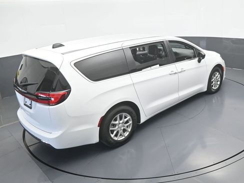 Used 2025 Chrysler Pacifica Select FWD image 46