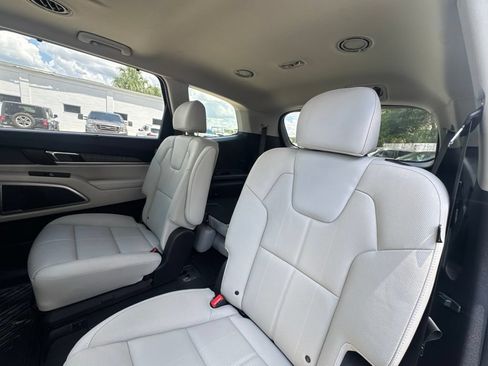 Used 2024 Kia Telluride EX w/ EX Captain's Chair Package FWD image 10