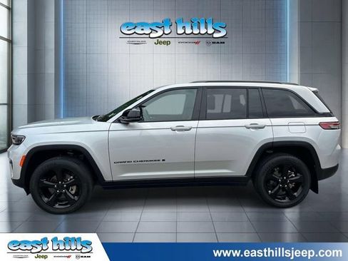 Used 2023 Jeep Grand Cherokee Altitude AWD/4WD image 5