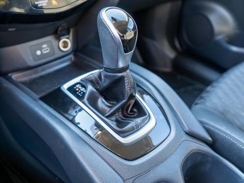 Used 2019 Nissan Rogue SV image 30