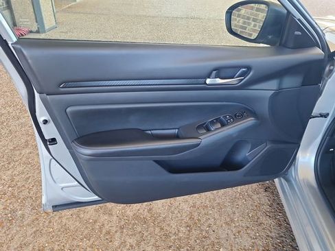 Used 2024 Nissan Altima 2.5 SV image 9