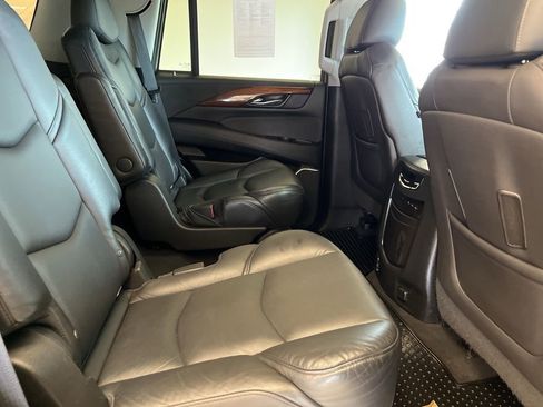Used 2019 Cadillac Escalade Luxury AWD/4WD image 9