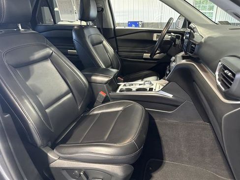 Used 2021 Ford Explorer XLT w/ Equipment Group 202A image 19