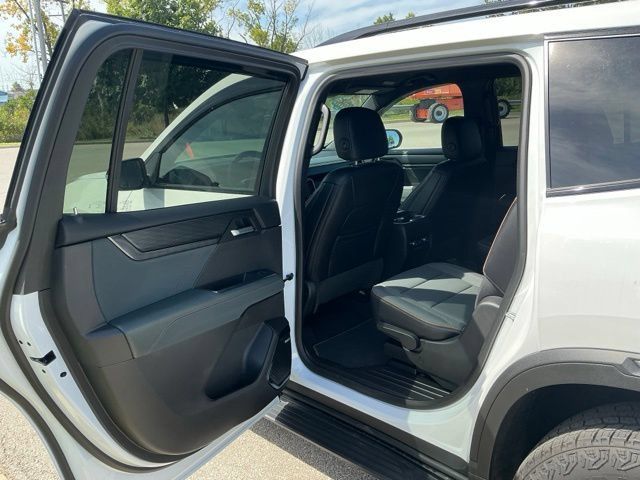 Used 2025 GMC Acadia AT4 AWD/4WD image 17