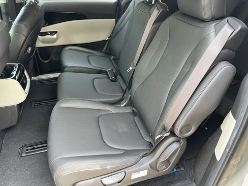 Used 2022 Kia Carnival EX FWD image 18