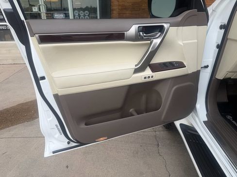 Used 2015 Lexus GX 460 w/ Premium Package AWD/4WD image 18