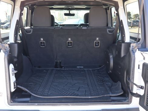 Used 2018 Jeep Wrangler Unlimited Sahara image 23