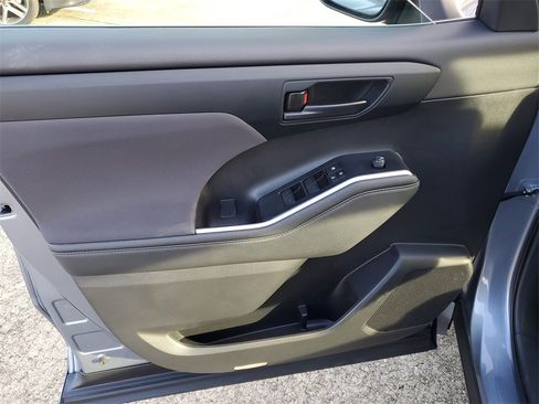 Used 2023 Toyota Highlander LE image 20