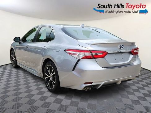 Used 2020 Toyota Camry SE w/ Sunroof Package FWD image 4