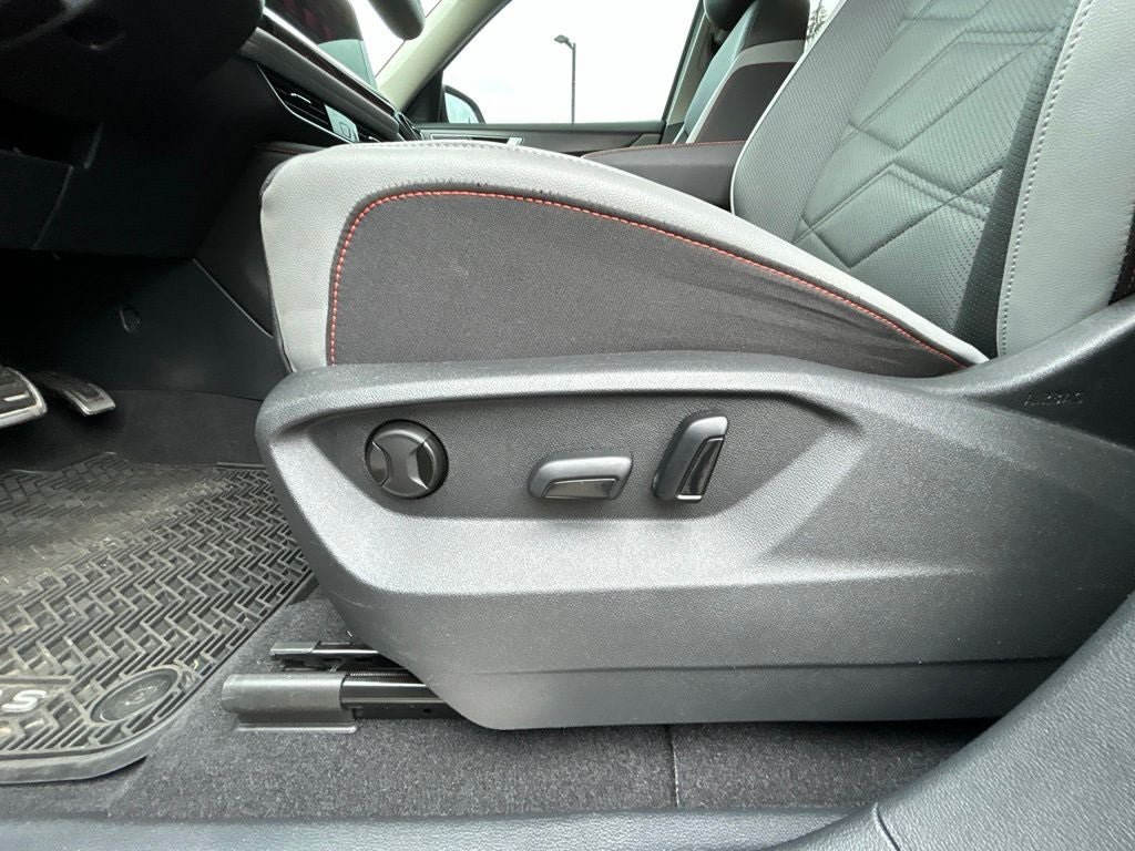 Certified 2024 Volkswagen Atlas Peak Edition SE AWD/4WD image 17