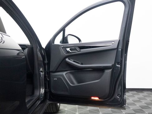 Certified 2025 Porsche Macan AWD/4WD image 36