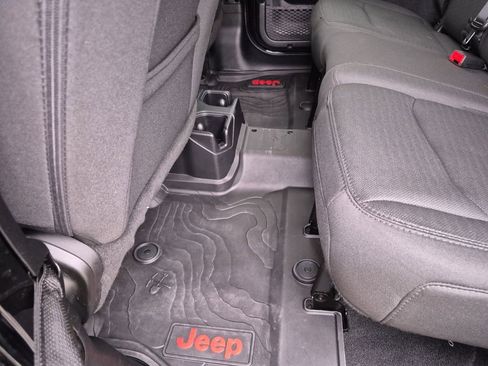 Used 2018 Jeep Wrangler Unlimited Sport S AWD/4WD image 40