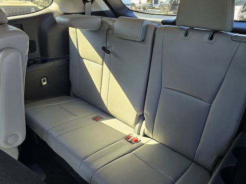 Used 2021 Toyota Highlander XLE image 31