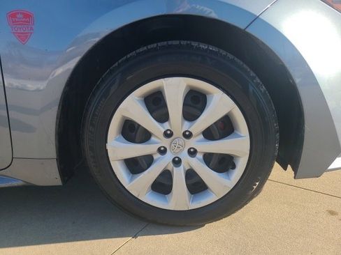 Used 2021 Toyota Corolla LE image 9