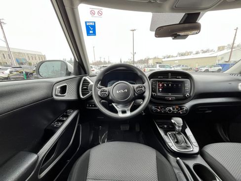 Used 2025 Kia Soul LX w/ LX Technology Package image 32