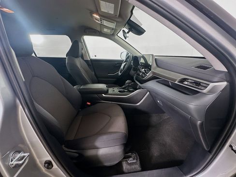 Used 2025 Toyota Highlander LE image 33