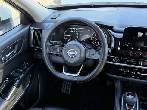 Used 2024 Nissan Pathfinder SL FWD image 13