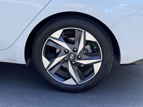 Certified 2023 Hyundai Elantra Limited w/ Preferred Accessory Package FWD image 14
