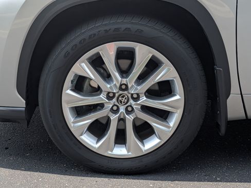Used 2024 Toyota Highlander Limited AWD/4WD image 15