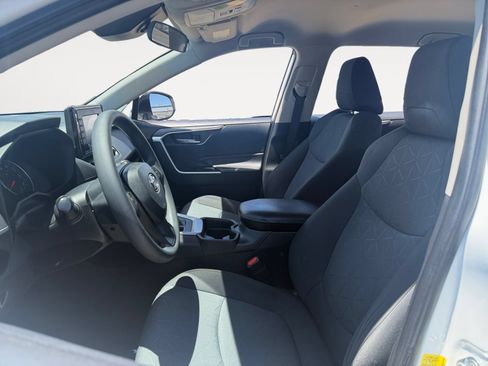 Used 2021 Toyota RAV4 XLE FWD image 9