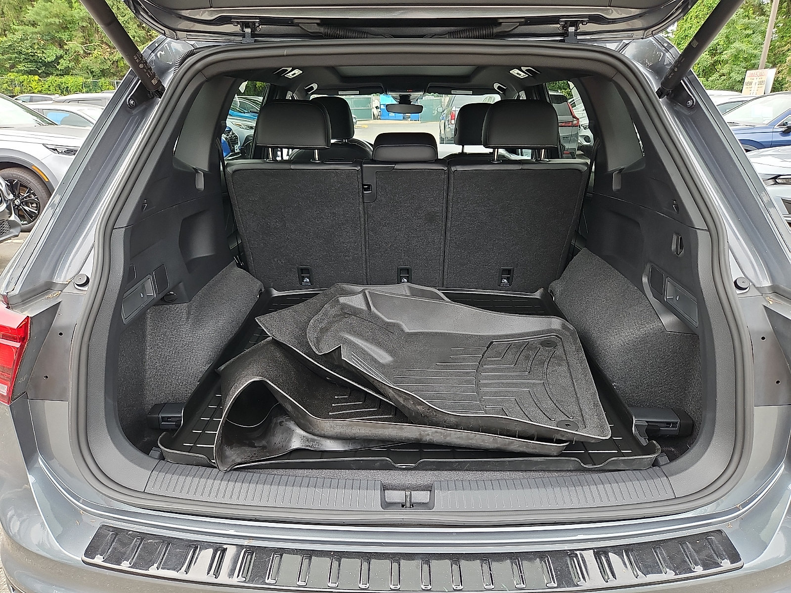 Used 2024 Volkswagen Tiguan SE R-Line AWD/4WD image 33