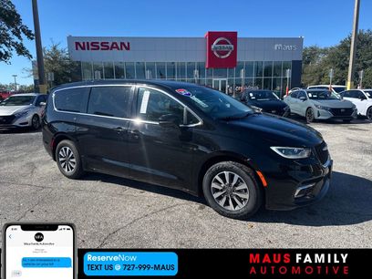 Used 2024 Chrysler Pacifica Select