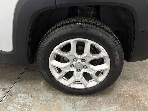 Used 2017 Jeep Renegade Latitude image 21