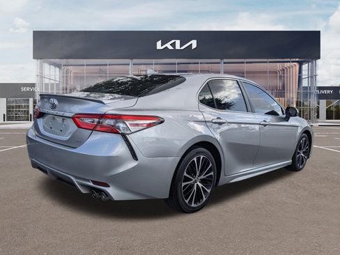 Used 2019 Toyota Camry SE image 4