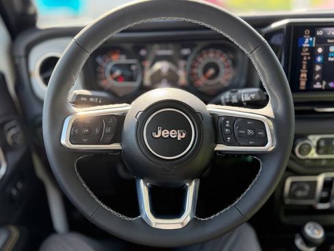 Used 2025 Jeep Wrangler Unlimited Sahara w/ Technology Group AWD/4WD image 7