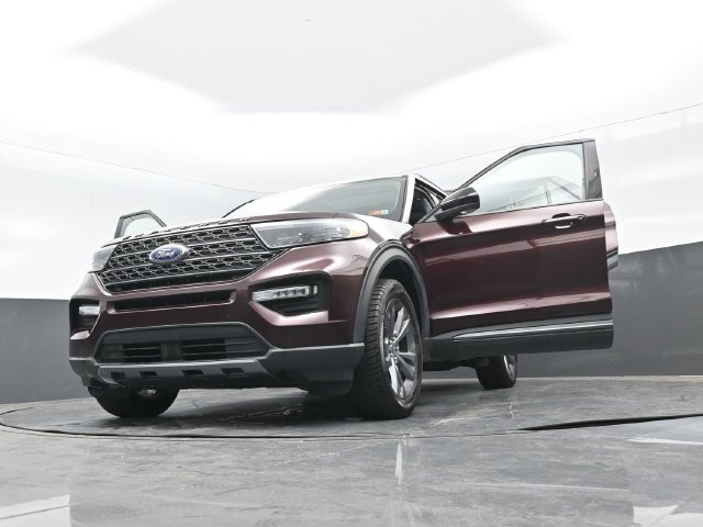 Certified 2022 Ford Explorer XLT w/ Equipment Group 202A AWD/4WD image 38