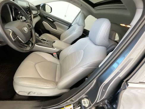 Used 2020 Toyota Highlander XLE image 11