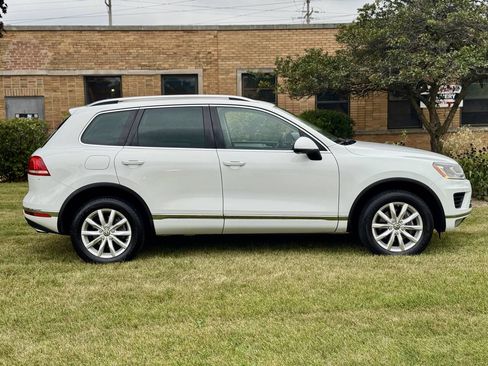 Used 2017 Volkswagen Touareg Sport image 7