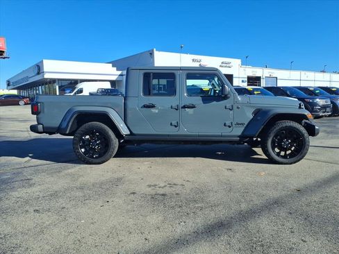Used 2024 Jeep Gladiator Sport image 2