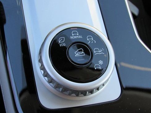 New 2025 Mitsubishi Outlander SE image 19